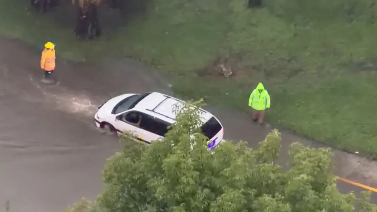 Inundaciones cierran calzada Zavaleta en Puebla; vehículos quedan varados