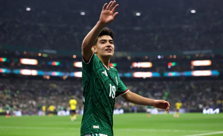 Gilberto Mora concluye la preparatoria tras su participación en el Mundial