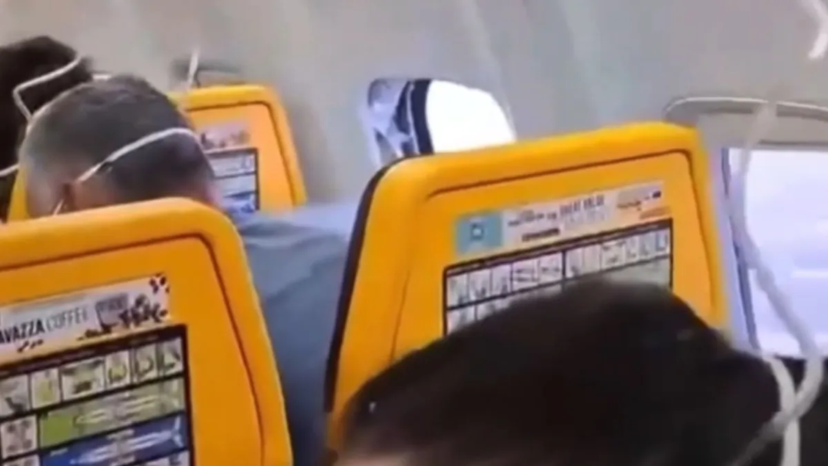 Pasajero queda parcialmente succionado tras desprendimiento de ventana en vuelo de Ryanair