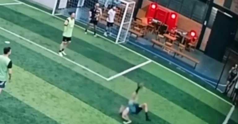Futbolista sufre posible fractura cervical tras intento fallido de chilena en partido amateur en Argentina
