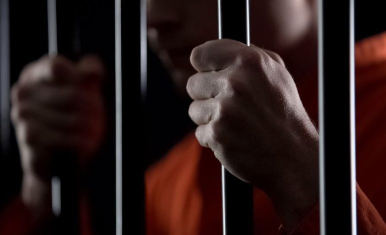 Condenan a pena de muerte a exfuncionario chino por sobornos millonarios