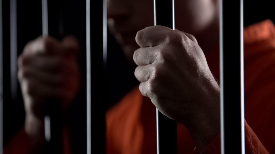 Condenan a pena de muerte a exfuncionario chino por sobornos millonarios