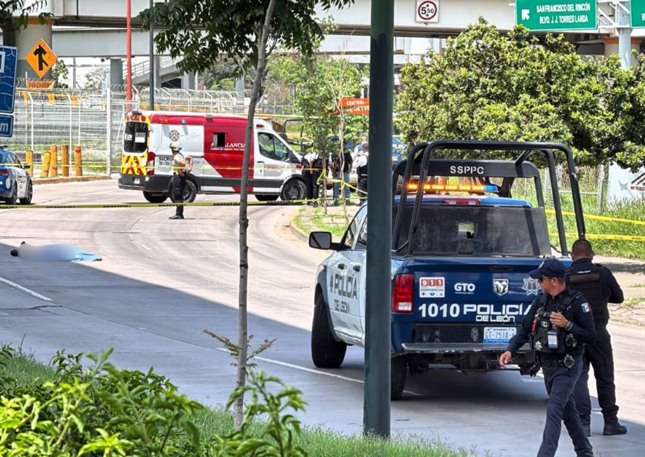 Policía vial de León muere tras saltar del puente del libramiento José María Morelos; incidente quedó grabado en video