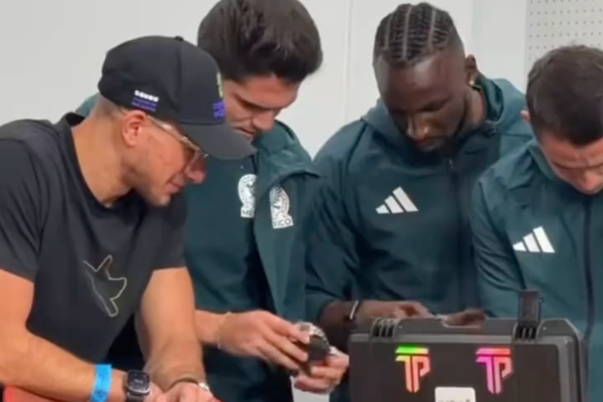 Youtuber Steve Will Do It entrega relojes Rolex a la Selección Mexicana tras victoria en Mundial 2026